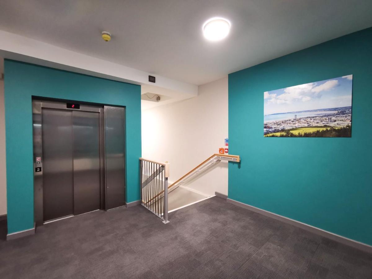 Cwtsh Hostel Swansea Eksteriør billede The lift at the entrance of the station