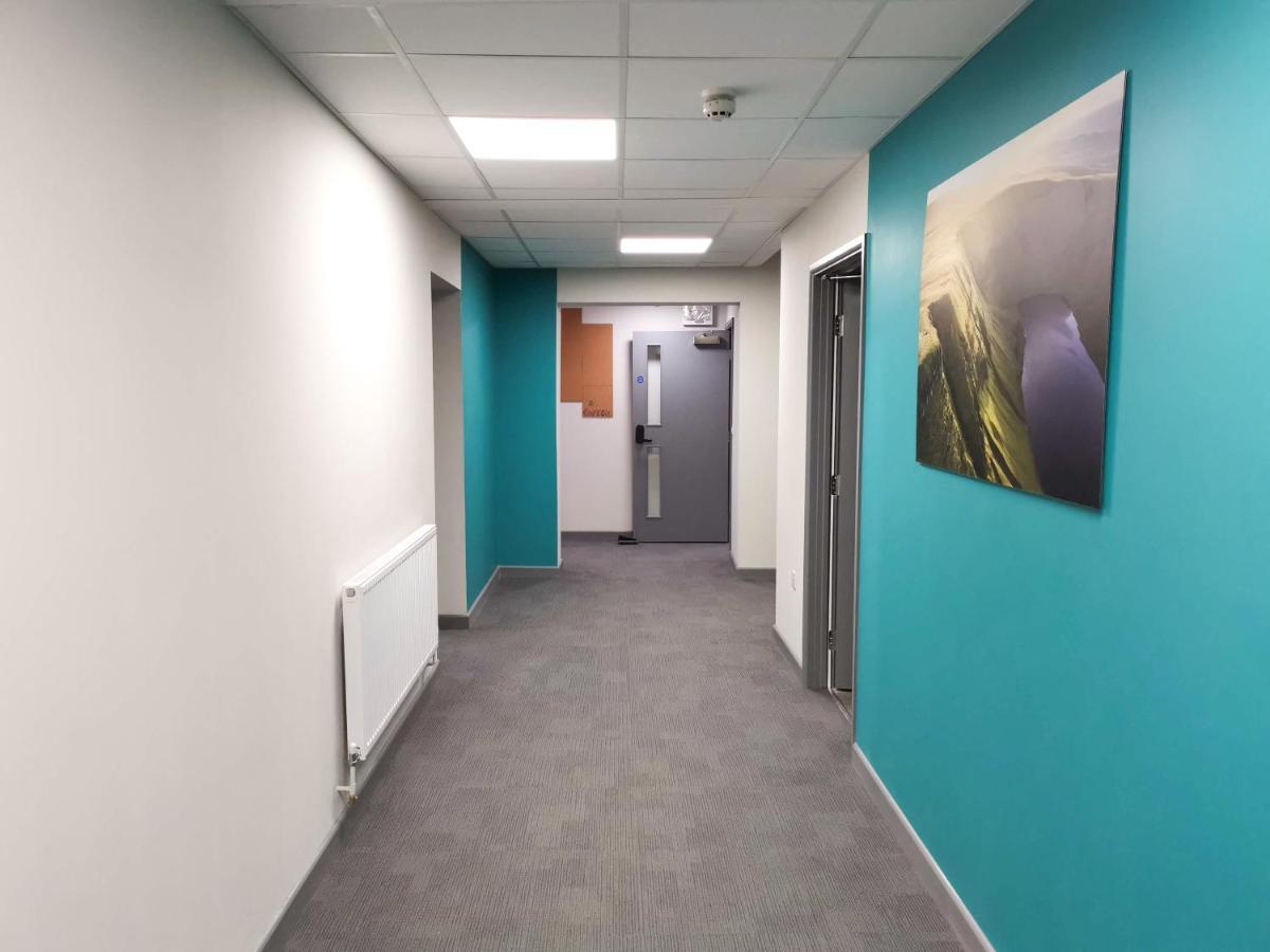 Cwtsh Hostel Swansea Eksteriør billede A corridor at the University of Roehampton