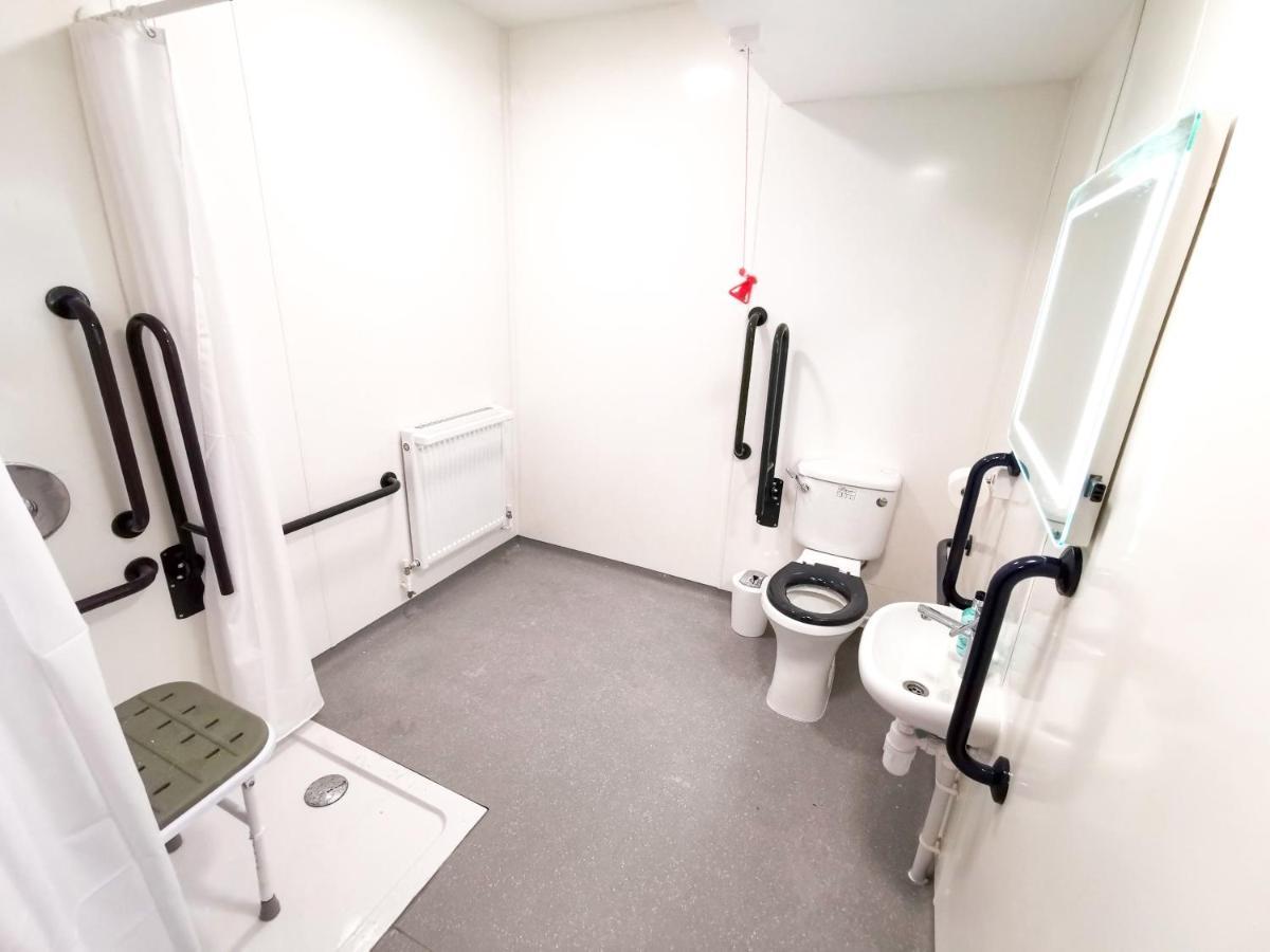 Cwtsh Hostel Swansea Eksteriør billede Disabled toilet with alarm bell