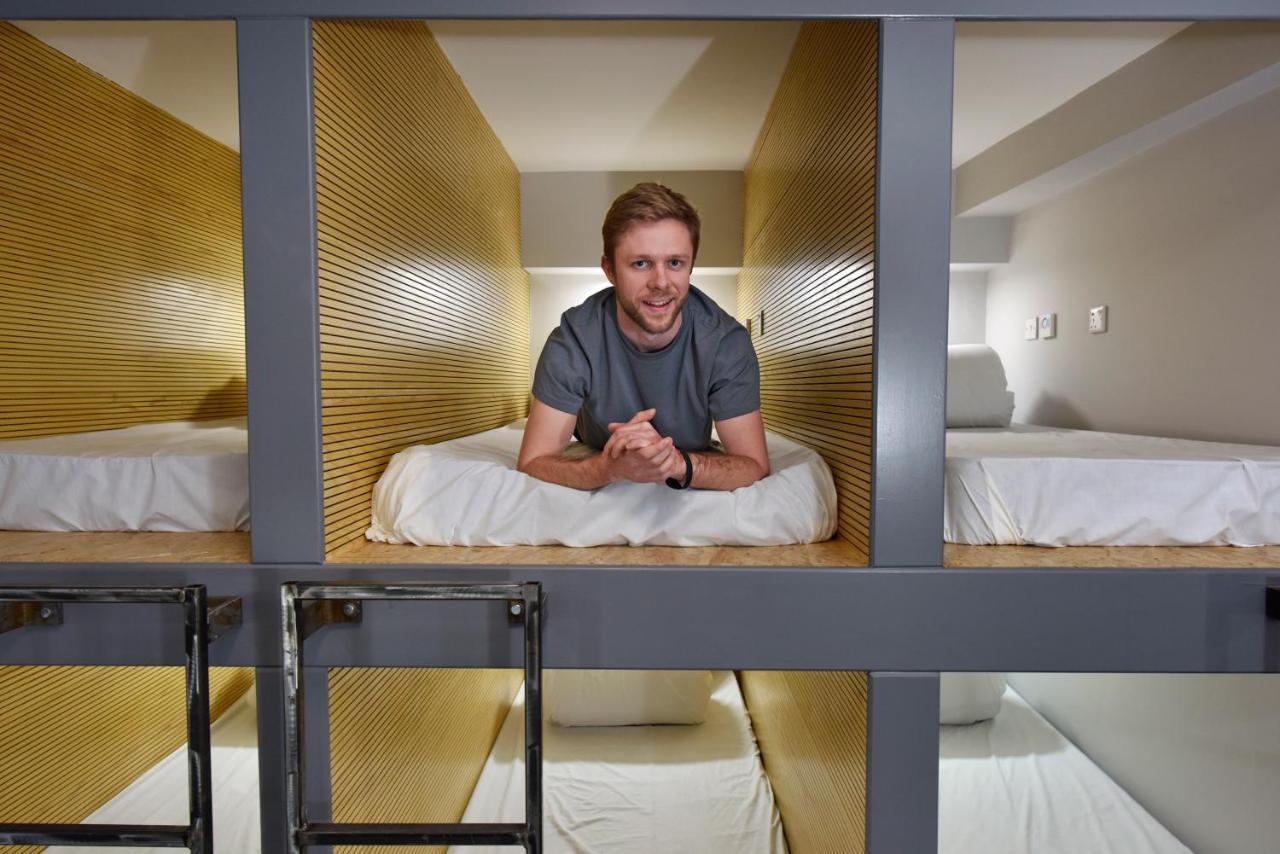 Cwtsh Hostel Swansea Eksteriør billede A guest in a capsule at the hotel