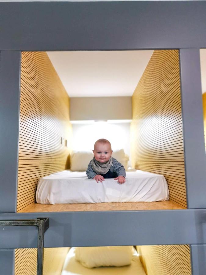 Cwtsh Hostel Swansea Eksteriør billede A baby in a crib