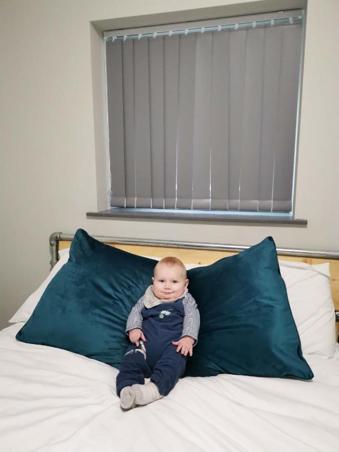 Cwtsh Hostel Swansea Eksteriør billede A baby on a bed