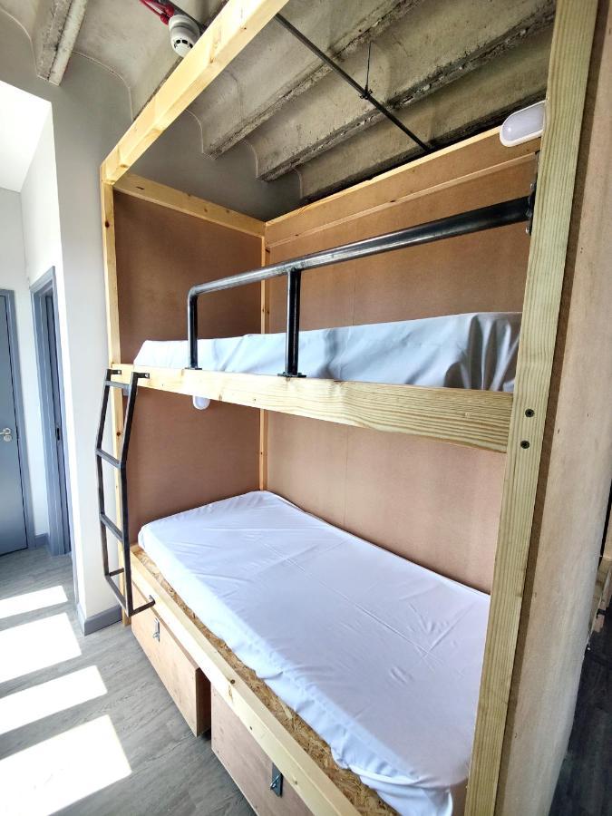Cwtsh Hostel Swansea Eksteriør billede Bunk beds in a hostel