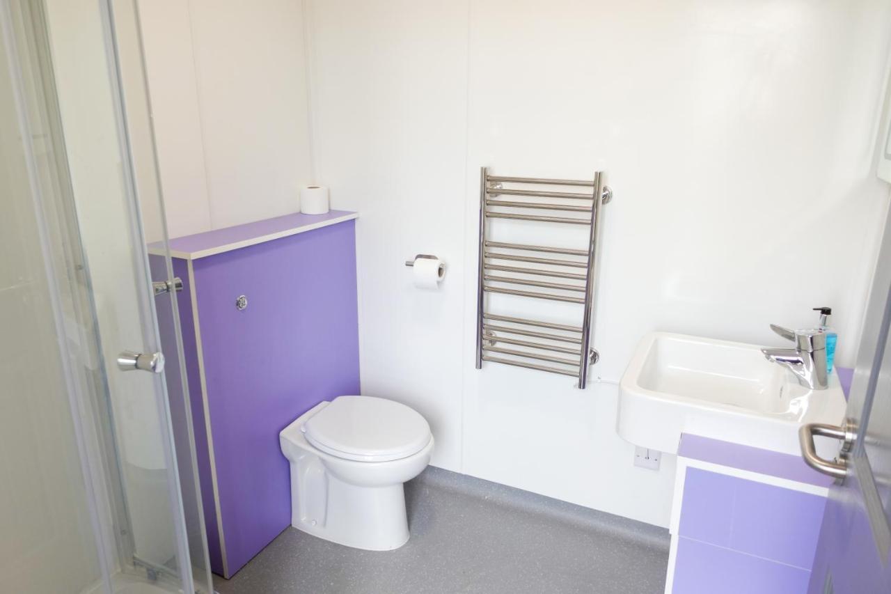 Cwtsh Hostel Swansea Eksteriør billede A bathroom in a student flat